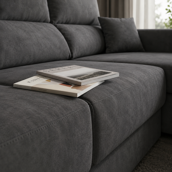 sofá chaiselongue ROMEO gris oscuro detalle tapizado tejido revistas salón decoración moderna